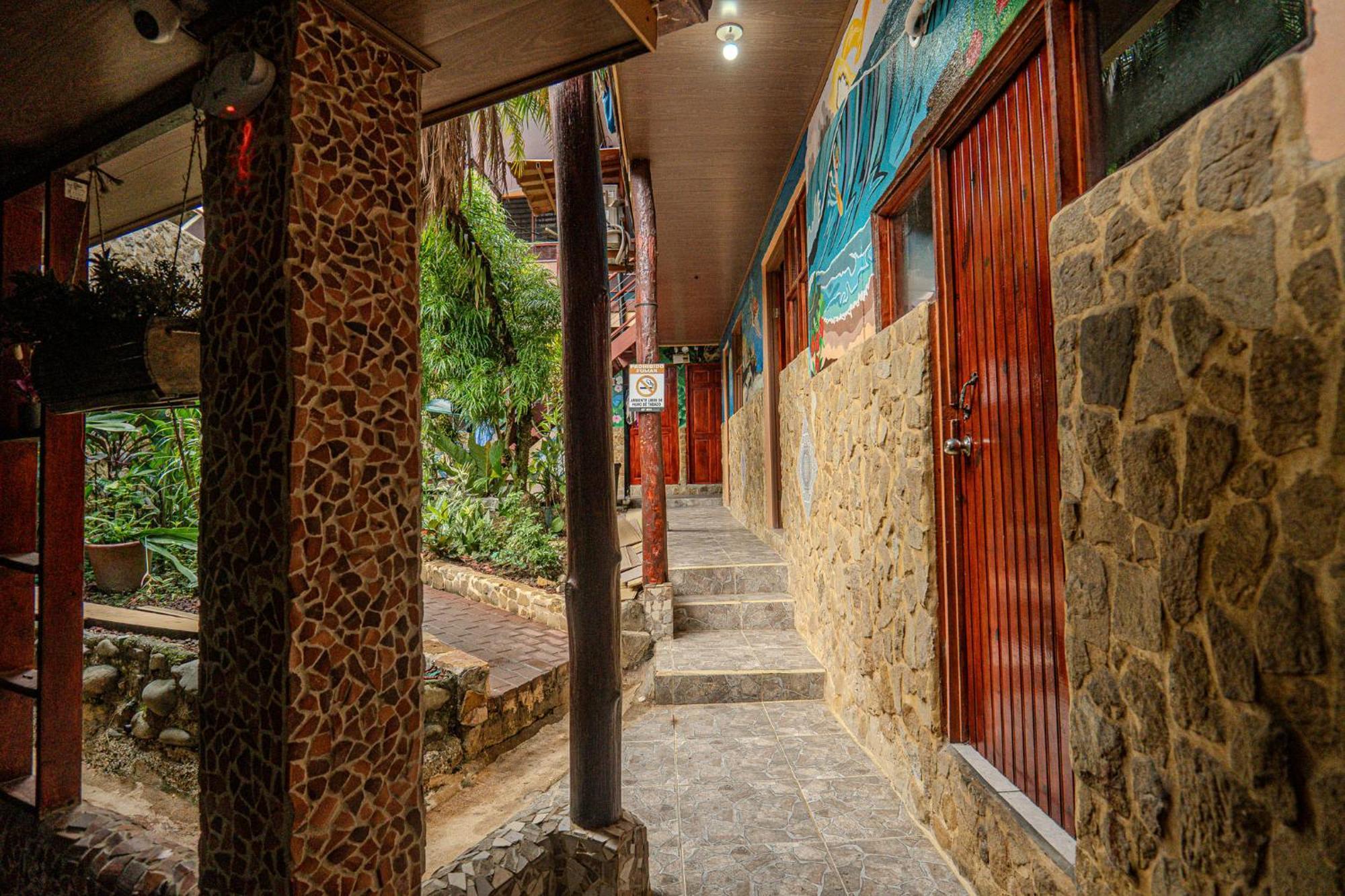 Costa Linda Art Hostel Manuel Antonio Exterior photo